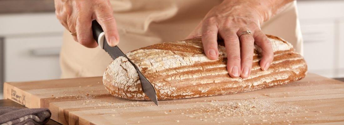 Découpe parfaite avec couteau à pain Georges 20 cm les artisans du couteau